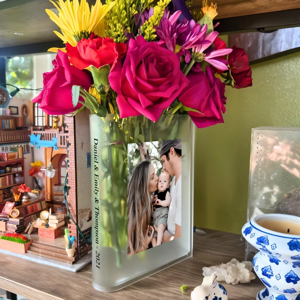 Personalizable Acrylic Book Vase Customizable Home Decor Keepsake Gifts for Readers and Book Lovers with Chosen Text or Treasured Photos